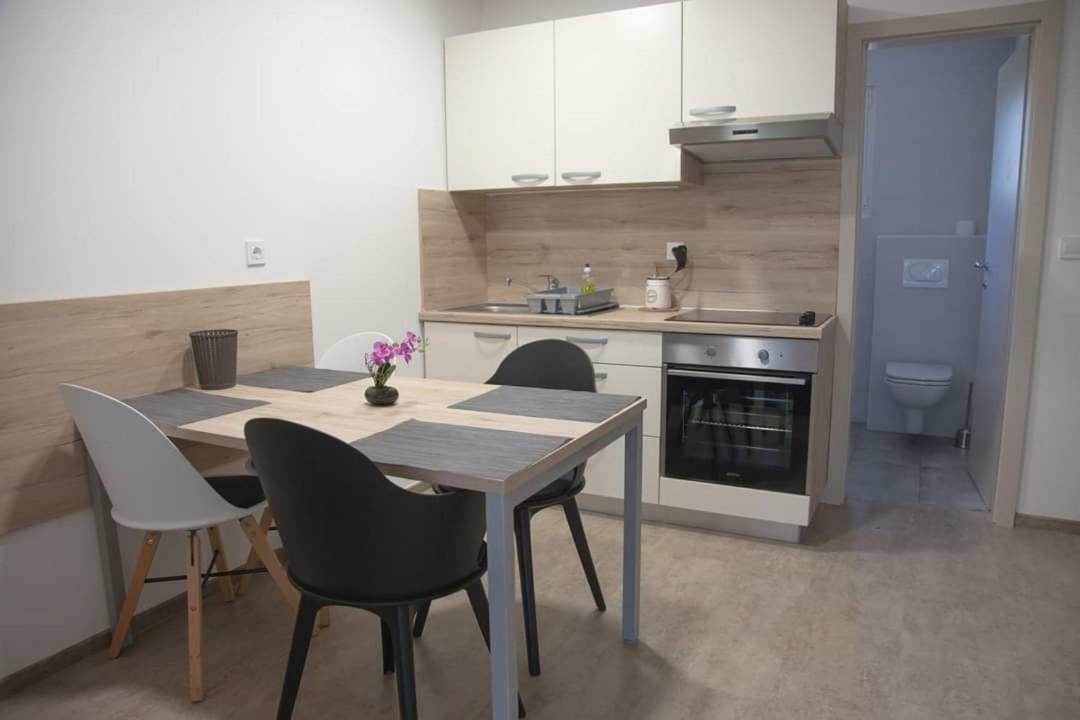 Bungalow Comfort 100 M From The Beach Premantura Exterior photo